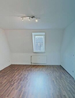 Sanierte und lichtdurchflutete 2-Zi.-Dachgeschosswohnung mit modernem Wannenbad - Gelsenkirchen