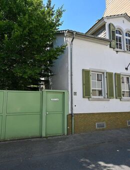 Wiesbaden-Biebrich: Einfamilienhaus mit Nebengebäuden in Stadtlage! - Wiesbaden