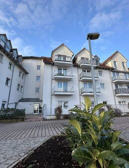 Helle 2-Zimmer-Dachgeschosswohnung mit Balkon und Stellplatz in zentraler Lage von Röthenbach - Röthenbach (Pegnitz)