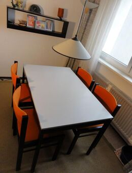 Moderne Essecke mit 4 Stühlen zweifarbig m.Wandregal u. Deckenleuchte - Berlin Tempelhof-Schöneberg