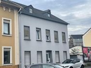 Zweifamilienhaus mit 7 Garagen und einer kleinen Halle mit Rolltor - Neuwied