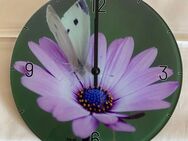 Biete schöne Uhr aus Glas ( Motiv Schmetterling auf Blume ) in 50374
