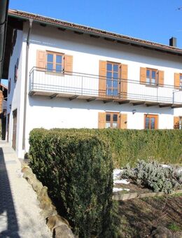 BAD GRIESBACH/WENG: Wunderschöne, großzügige 2-Zi.-Maisonette-Whg. mit Balkon und Carport - Bad Griesbach (Rottal)