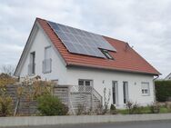 Schickes Einfamilienhaus mit Carport - jetzt verfügbar! - Oberscheinfeld