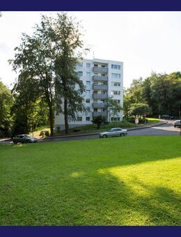 Familien-Wohnung in grüner Lage mit Balkon + renoviert + Wannenbad + separates WC + Aufzug - Bergisch Gladbach