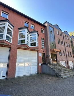 Lagerhalle mit Büroräumen, Betriebswohnungen, Garagen sowie Stellplätze - Bochum