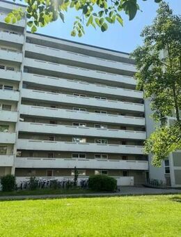 Brück Immobilien - Vermietete 2 Zi.-ETW mit gemütlicher Ost-Loggia - München