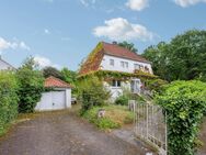 Sanieren oder Neubau? Hier ist beides möglich - Herrenhaus mit viel Grundstück in Bremen-Huchting - Bremen