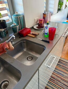 Küche mit Steinplatte, breitem Cerankochfeld, Sitzbank und Tisch, Gefriehr- Kühl- Schrank für Ausbauer abzugeben - München Untergiesing-Harlaching