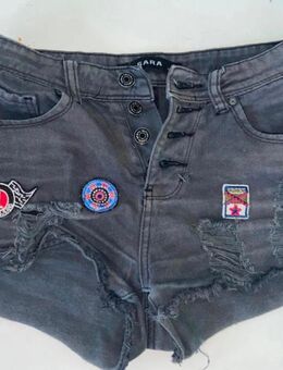 Coole graue Jeansshorts mit Patches von M.Sara – Used-Look & Streetstyle-Vibes - Braunschweig