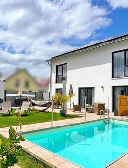 Provisionsfrei! Neuwertiges (2022) Einfamilienhaus mit A+ Effizienz, Pool, Smart Home und ELW - Dornstadt