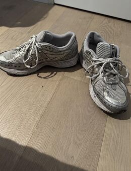 New Balance 1906R Sneaker – Silber, Größe 42,5, guter Zustand - München