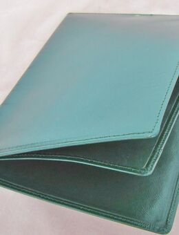 GOLDPFEIL Retro Brieftasche KOMPLETT aus LEDER ca. 1950-1955 Vintage Briefhülle. Grünes Leder, an 2 Seiten offen, Trennwand ebenfalls aus ECHTEM Sehr feinem grünen Glatt-Leder - KEIN Stoff, ALLES Leder. Seltenes Sammler- / Liebhaberstück. - Bad Oeynhausen