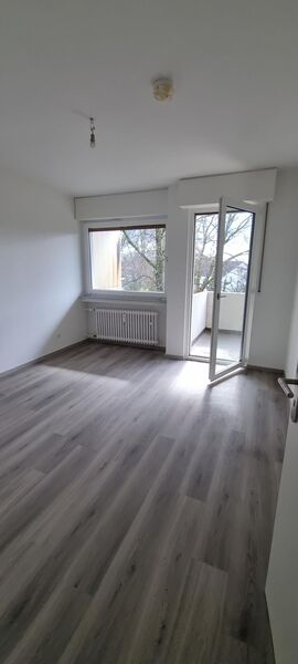 KOMPLETT SANIERT UND RENOVIERT! Sehr schön geschnittene 3-Zimmerwohnung mit Balkon in GLA-Rentfort