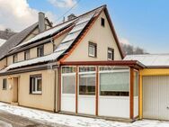 Einziehen und Wohlfühlen - Ansprechendes Einfamilienhaus mit Schrebergarten, Garage und Solaranlage - Lonsee