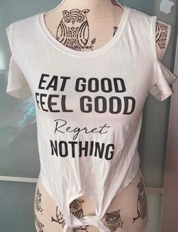 Weißes Crop-Top mit Statement-Print & Frontknoten – lässig, modern & neu - Erfurt