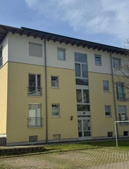 LEERSTEHENDE, SANIERTE 4 RAUM-WOHNUNG MIT BALKON UND PKW STELLPLATZ IN TRAUMLAGE VON FREITAL - Freital