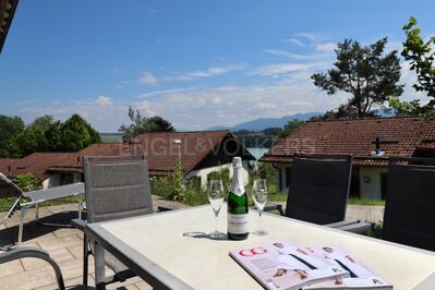 Eines der wenigen großen Ferienhäuser mit beeindruckender Aussicht auf See und Berge