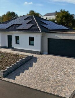 Moderner Bungalow mit Doppelgarage, PV-Anlage und hochwertiger Ausstattung - Baujahr 2022 - Neuerburg