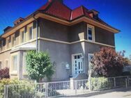 Familienfreundliche Wohnung mit Garten, Carport, Schuppen und eigener Terrasse auf dem Hof mit Grundstück - Grimmen