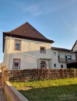 Doppelhaushälfte mit Nebengebäuden und großem Garten - Gommersheim