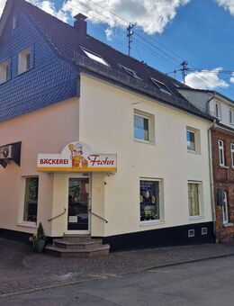 Im Herzen von Much: Wohn-/Geschäftshaus mit Gewerbeeinheit und zwei Wohnungen - Much