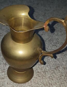 g15) Dekoration Vintage - kleine Messing Vase / Krug / Kanne / Kelch mit Henkel - Garbsen