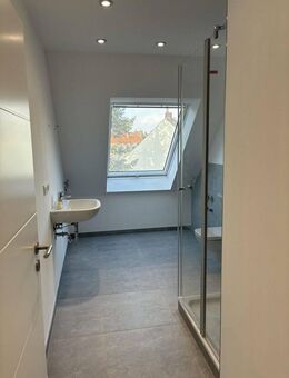 75qm Dachgeschoss-Traum: 3 Zimmer, Balkon, Fußbodenheizung & Tageslichtbad - Osnabrück