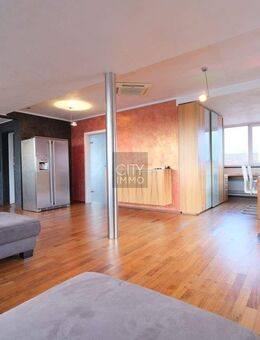 Luxuriöse Dachgeschosswohnung mit Balkon, Einbauküche und Schreinereinbauten - Nürnberg