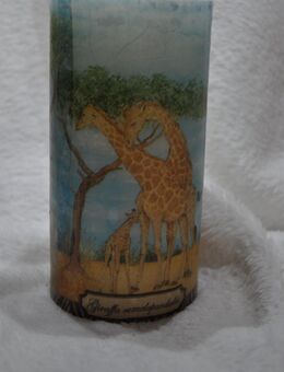 Original afrikanische Stumpen Kerze mit Motiv Afrika Giraffe blau - Aschaffenburg