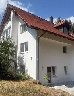 WOHN(T)RAUM in BESTLAGE ! Geräumiges 2-Familienhaus mit 6 Zimmern / 3 Bädern - Hemhofen