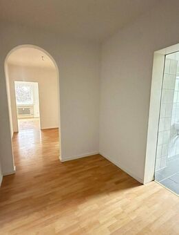 Attraktive 3-Zimmer-Wohnung (2. OG) mit Loggia in Selb-Plößberg (ca. 77,1 m²) - Selb