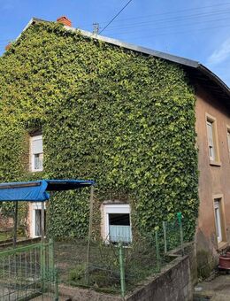 Wohnhaus mit Nebengebäude und Gartenland - Tawern