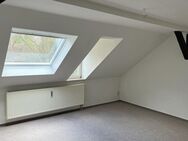 Frisch gestrichene 2-Zimmerwohnung im Dachgeschoss zu vermieten. - Auerbach (Vogtland)