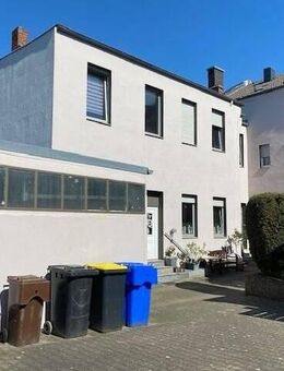 Solides Mehrfamilienhaus mit Ladenlokal (Friseur), neuer Brennwertheizung, überbaute Hofeinfahrt und großer Halle! - Krefeld