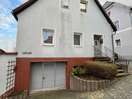 Großzügiges Wohnhaus mit Dachterrasse, Garten und 2 Garagen-Stellplätzen - Weidenberg