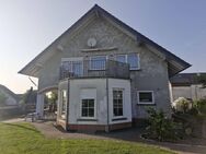 großes Einfamilienhaus mit Erker 2 Terrassen, PV Anlage und Doppelgarage in ruhiger Seitenstraße mit Fernsicht - Hontheim