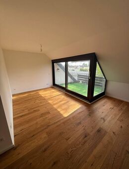 traumhaft schöne sanierte Dachgeschoßwohnung mit Garage - Erlangen