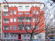 Investment in City West! Charmante 2-Zimmer Altbauwohnung mit Balkon - Berlin