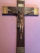 altes Kruzifix - Jesus Kreuz - aus Messing - INRI Kreuz auf Eiche - 1953 in 8253