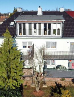 Saniertes Mehrfamilienhaus in Hohenstein-Ernstthal: voll vermietet, mit Balkonen, Garten, Garagen & Stellplätzen - Hohenstein-Ernstthal