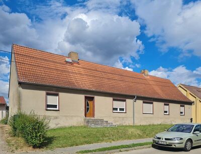 Hohenlandin: Einfamilienhaus mit großen Nebengebäuden und Garage auf 2300 m² Grundstück.