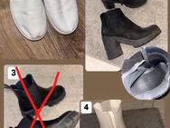 verschiedene getragene Schuhe - Köln