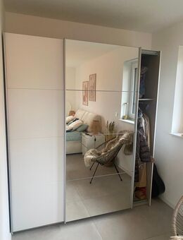 Spiegelschwebetürenschrank für Schlafzimmer – neuwertig & hochwertig - Grünberg