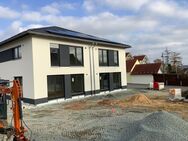 NEUBAU/ERSTBEZUG: Großzügige und effiziente DHH mit EBK, Garage, Carport, PV-Anlage (Eff40) - Hummeltal