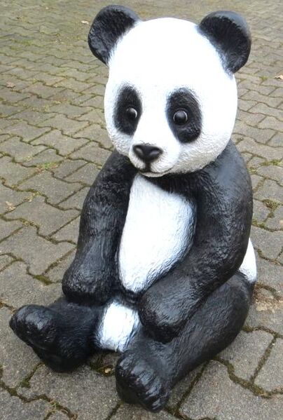 Dekofigur Pandabär sitzend Gartendeko - Hergisdorf