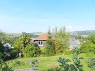 Mehrfamilienhaus mit drei Wohneinheiten, Garagen, Garten Streuobstwiese und Mega-Fernblick! - Ollmuth