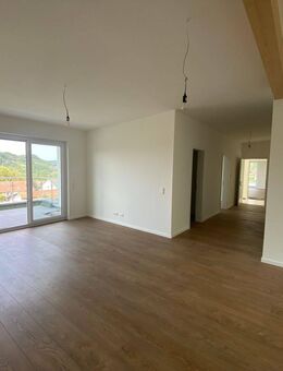 Marko Winter Immobilien - Mosbach: Charmante 3-Zimmer-Penthouse-Wohnung mit viel Licht und Raum - Mosbach