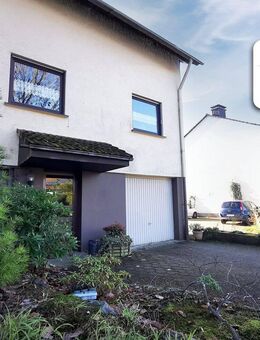 SCHADE IMMOBILIEN - Reihenendhaus mit ebenem Gartengrundstück & vielen weiteren Vorzügen! - Herscheid