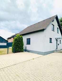 Einziehen und Wohlfühlen! Freistehendes Einfamilienhaus mit 3 Garagen in Holzwickede. - Holzwickede